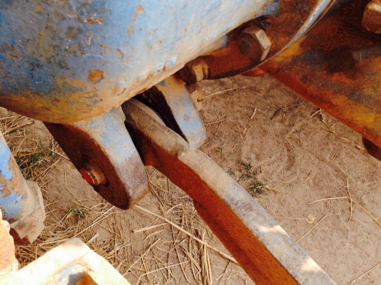 ขายรถไถFORD 77 - 1 เพลา  เลขเครื่อง T3 D4NN เลขเกียร์ C5NN ท้ายเบาะ C5NN รถสวยสภาพดีพร้อมใช้งาน อุปกรณ์ครบพร้อม มีใบมีดดันหน้า ผาน7สภาพดีมากพร้อมใช้งาน เอกสารซื้อขาย เครื่องแห้งแรงดี ระบบไฮดรอลิกส์ดี ยางหน้าหลังสภาพประมาณ 70\% ราคา 278,000