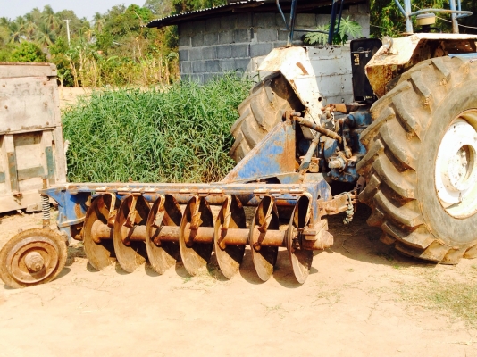 ขายรถไถFORD 77 - 1 เพลา  เลขเครื่อง T3 D4NN เลขเกียร์ C5NN ท้ายเบาะ C5NN รถสวยสภาพดีพร้อมใช้งาน อุปกรณ์ครบพร้อม มีใบมีดดันหน้า ผาน7สภาพดีมากพร้อมใช้งาน เอกสารซื้อขาย เครื่องแห้งแรงดี ระบบไฮดรอลิกส์ดี ยางหน้าหลังสภาพประมาณ 70\% ราคา 278,000