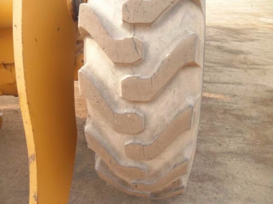 รถตัก ล้อยางเอวอ่อน 515  โทร.089-551-2032