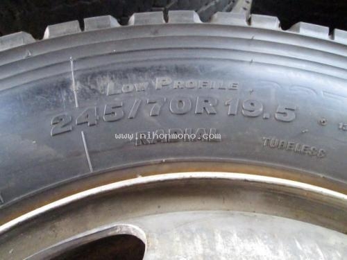 ยางเรเดียล245/70R19.5พร้อมกระทะล้อระหัส14001636รุ่นน็อตล้อ 8 รู