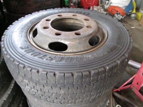 ยางเรเดียล245/70R19.5พร้อมกระทะล้อระหัส14001636รุ่นน็อตล้อ 8 รู