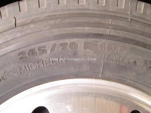 ยางเรเดียลพร้อมกระทะล้อ รหัสสินค้า : 14001637 น็อตล้อ 8 รู ขนาด 245/70R19.5