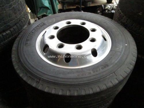 ยางเรเดียลพร้อมกระทะล้อ รหัสสินค้า : 14001637 น็อตล้อ 8 รู ขนาด 245/70R19.5