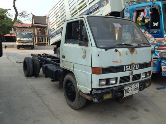 ***ขายแล้วครับขอบคุณ Truck2hand ขายหัวคัสซี 6ล้อ ISUZU NKR ตัวแรก(ยังไม่ขึ้นโค้ด) เครื่อง4BC2 ฝาดำ 100แรง เกียร์ยาว เครื่องดีแน่นแรง คัสซีดีเก็บสีเก็บงานแล้ว ยาว4.30ม.หัวเก๋งเดิมๆบางๆพอใช้ต้องเก็บ ภายในดีคอนโซลดี ยางดี6เส้น สีสันพอใช้ เก็บหัวอีกนิดหน่อยสว