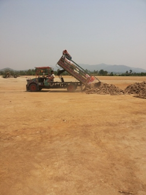 ขายรถอีแต๋นดั้มต่อใหม่ เครื่องอีสุสุ75HP  เปลียนถ่ายน้ำมันเครื่อง เกียร์เฟืองท้ายแล้ว  ตอนนี้ก็ใช้อยู่เป็นอะไรก็เช็คให้เลยครับ