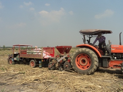 ขายรถอีแต๋นดั้มต่อใหม่ เครื่องอีสุสุ75HP  เปลียนถ่ายน้ำมันเครื่อง เกียร์เฟืองท้ายแล้ว  ตอนนี้ก็ใช้อยู่เป็นอะไรก็เช็คให้เลยครับ