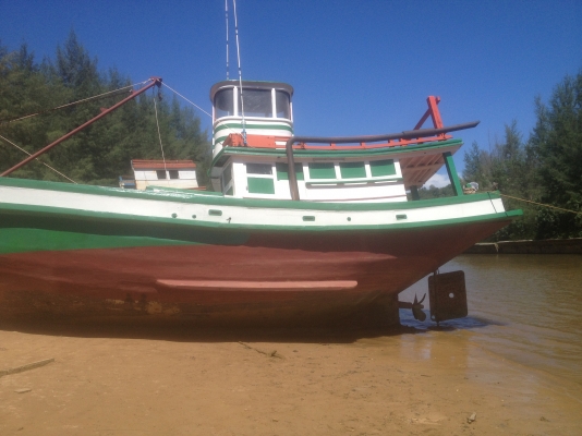 ขายเรือประมง ยาว 14 ม. กว้าง 3.85 ม. เครื่องยนต์ HINO รุ่น EH700 *168แรงม้า สภาพพร้อมใช้งาน(มี GPS , Sounder และ วิทยุมดดำ มีแท่นวางเครื่องปั๋นไฟ)