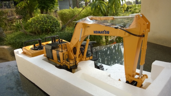 ขายแม็คโครบังคับวิทยุ Kyosho Komatsu PC1250-8 ขายแม็คโครบังคับวิทยุ Kyosho Komatsu PC1250-8