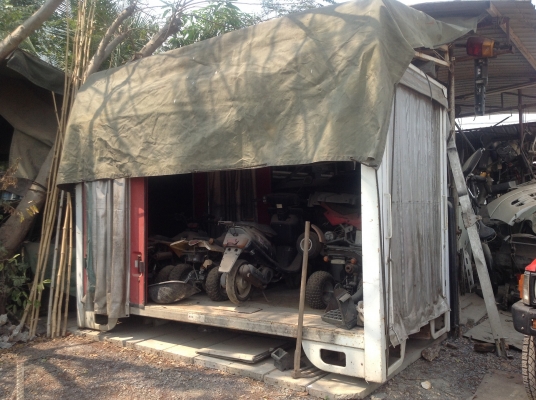 ร้านค้าเคลื่อนที่เปิดได้ทุกด้านครับเป็นม่านรูด ญี่ปุ่นแท้ๆ