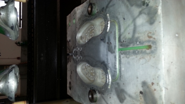 เครื่องฉีดรองเท้าขนาด10ห้วของอิตาลีราคา 900,000บาทของใหม่14ล้าน