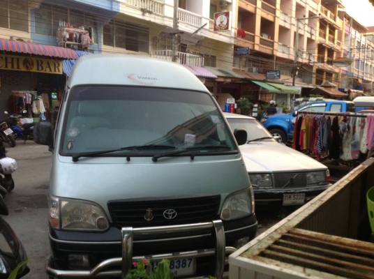 ขายรถตู้ เครื่อง 3000 เดิมๆ  สวยมากๆ. 300000 บาท ปี 03