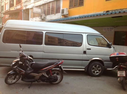 ขายรถตู้ เครื่อง 3000 เดิมๆ  สวยมากๆ. 300000 บาท ปี 03