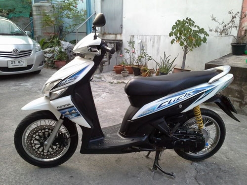 Click ปี 50 สีขาว ฟ้า รถบ้านเดิมๆ เครื่องดีมาก แน่นๆ ไม่หอน ไม่ดัง เอกสารครบ