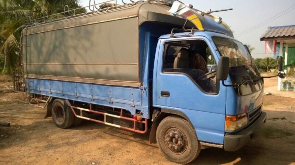 รถอีซูซุ 6 ล้อ NPR72L.  130 แรงม้า.  ( รถประกอบ. )  สนใจติดต่อ 081 - 6079515