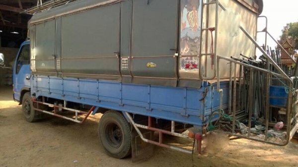 รถอีซูซุ 6 ล้อ NPR72L.  130 แรงม้า.  ( รถประกอบ. )  สนใจติดต่อ 081 - 6079515