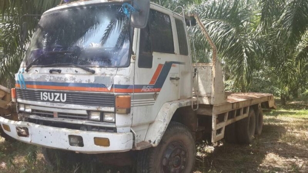 รถอีซูซุ 10 ล้อ ท้ายลาด  240 แรงม้า.  ( *  ไม่มีเล่มทะเบียน. )  สนใจติดต่อ 081 - 6079515