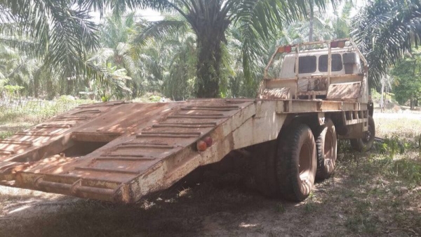 รถอีซูซุ 10 ล้อ ท้ายลาด  240 แรงม้า.  ( *  ไม่มีเล่มทะเบียน. )  สนใจติดต่อ 081 - 6079515