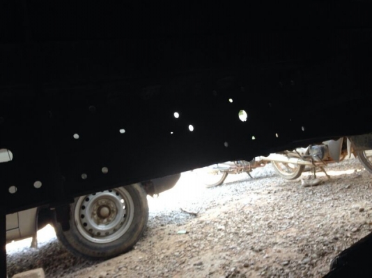 รถอีซูซุ  6 ล้อ  รั้ว  ( ไม่ดั้ม )  115 แรงม้า.  สนใจติดต่อ 081 - 6079515