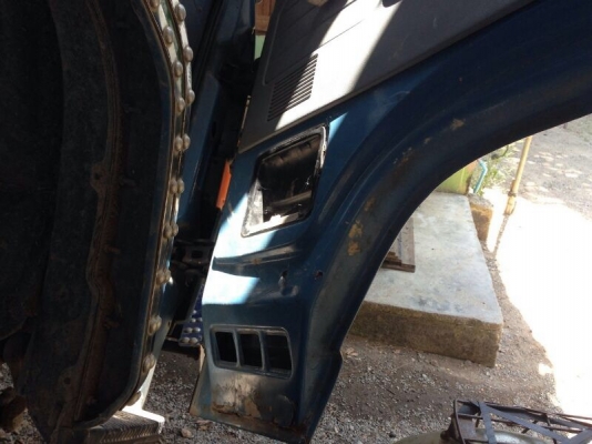 รถอีซูซุ  6 ล้อ  รั้ว  ( ไม่ดั้ม )  115 แรงม้า.  สนใจติดต่อ 081 - 6079515