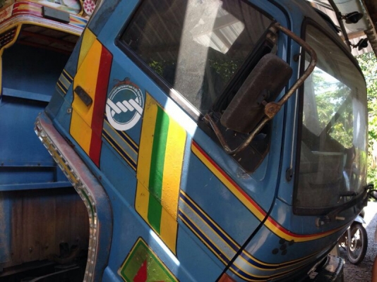 รถอีซูซุ  6 ล้อ  รั้ว  ( ไม่ดั้ม )  115 แรงม้า.  สนใจติดต่อ 081 - 6079515