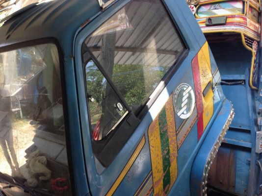 รถอีซูซุ  6 ล้อ  รั้ว  ( ไม่ดั้ม )  115 แรงม้า.  สนใจติดต่อ 081 - 6079515