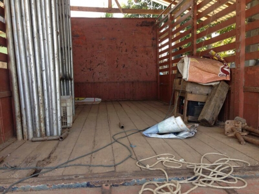 รถอีซูซุ  6 ล้อ  รั้ว  ( ไม่ดั้ม )  115 แรงม้า.  สนใจติดต่อ 081 - 6079515