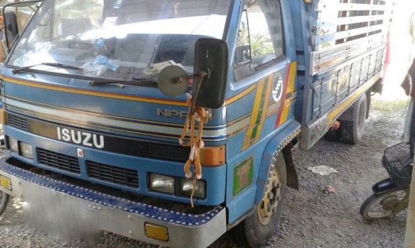 รถอีซูซุ  6 ล้อ  รั้ว  ( ไม่ดั้ม )  115 แรงม้า.  สนใจติดต่อ 081 - 6079515