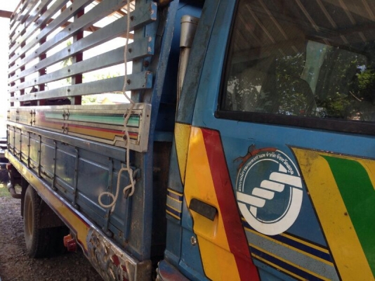 รถอีซูซุ  6 ล้อ  รั้ว  ( ไม่ดั้ม )  115 แรงม้า.  สนใจติดต่อ 081 - 6079515