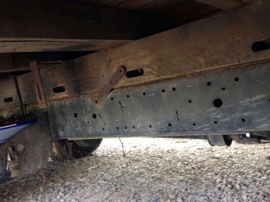 รถอีซูซุ  6 ล้อ  รั้ว  ( ไม่ดั้ม )  115 แรงม้า.  สนใจติดต่อ 081 - 6079515