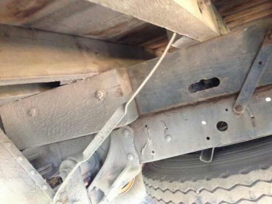 รถอีซูซุ  6 ล้อ  รั้ว  ( ไม่ดั้ม )  115 แรงม้า.  สนใจติดต่อ 081 - 6079515