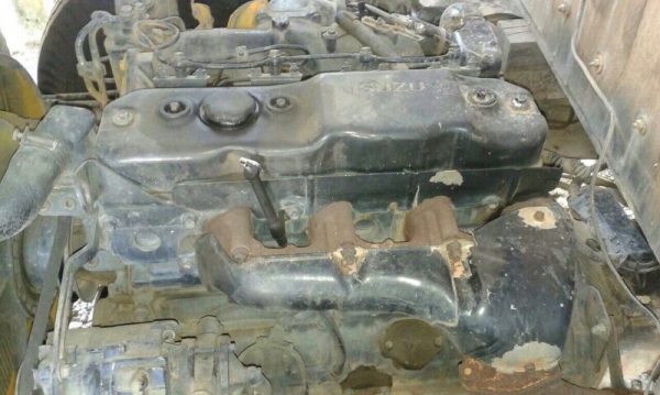 รถอีซูซุ  6 ล้อ  รั้ว  ( ไม่ดั้ม )  115 แรงม้า.  สนใจติดต่อ 081 - 6079515