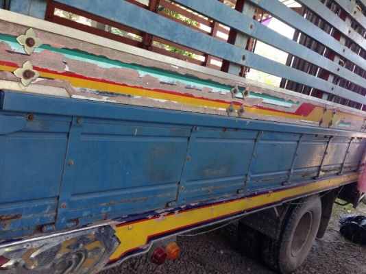 รถอีซูซุ  6 ล้อ  รั้ว  ( ไม่ดั้ม )  115 แรงม้า.  สนใจติดต่อ 081 - 6079515