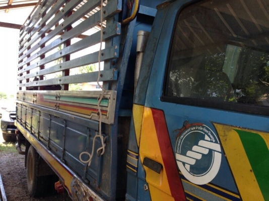 รถอีซูซุ  6 ล้อ  รั้ว  ( ไม่ดั้ม )  115 แรงม้า.  สนใจติดต่อ 081 - 6079515