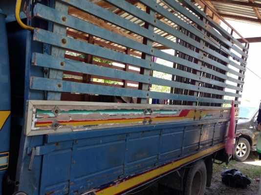 รถอีซูซุ  6 ล้อ  รั้ว  ( ไม่ดั้ม )  115 แรงม้า.  สนใจติดต่อ 081 - 6079515