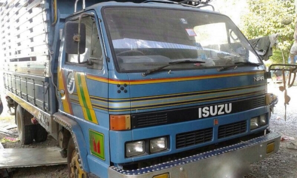 รถอีซูซุ  6 ล้อ  รั้ว  ( ไม่ดั้ม )  115 แรงม้า.  สนใจติดต่อ 081 - 6079515