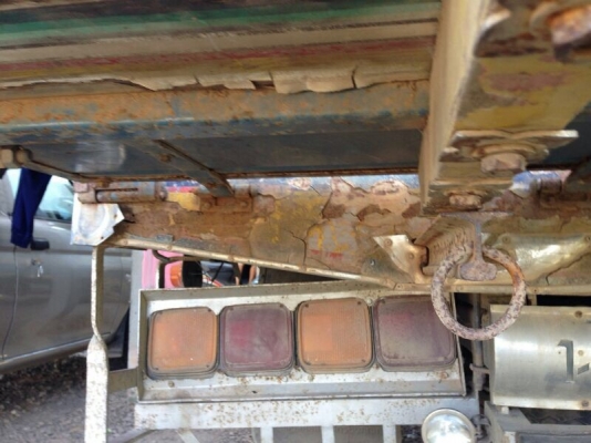 รถอีซูซุ  6 ล้อ  รั้ว  ( ไม่ดั้ม )  115 แรงม้า.  สนใจติดต่อ 081 - 6079515