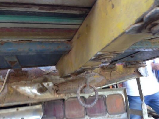 รถอีซูซุ  6 ล้อ  รั้ว  ( ไม่ดั้ม )  115 แรงม้า.  สนใจติดต่อ 081 - 6079515