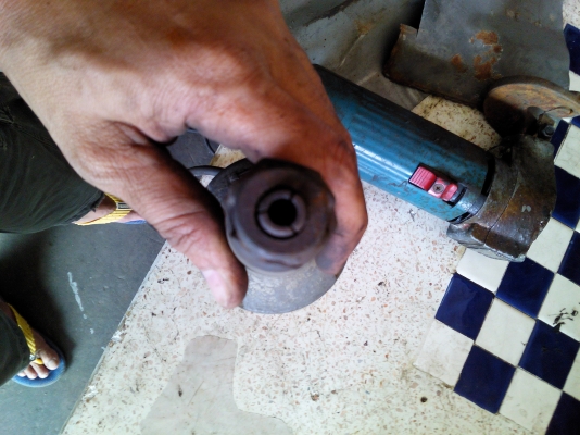 หินเจียรคอยาวตัวใหญ่