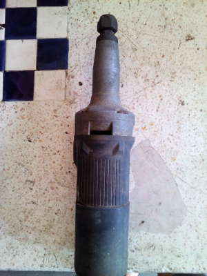 หินเจียรคอยาวตัวใหญ่