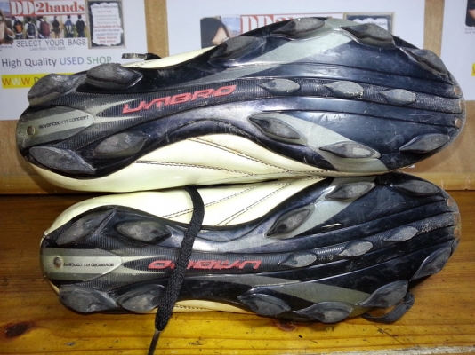 รองเท้าสตั๊ท  มือสองของแท้ งามๆ  .... หลายคู่ครับ