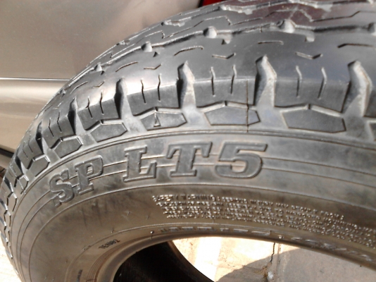 195R15C DUNLOP SP LT5 ปี 2011  มีเส้น เดียว ขาย 800 บาท TEL.081-427-3941