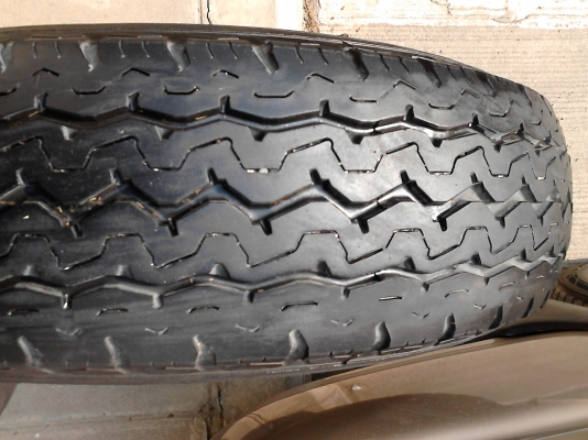 195R15C DUNLOP SP LT5 ปี 2011  มีเส้น เดียว ขาย 800 บาท TEL.081-427-3941