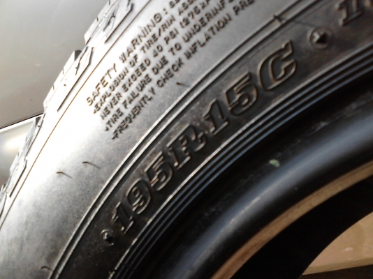 195R15C DUNLOP SP LT5 ปี 2011  มีเส้น เดียว ขาย 800 บาท TEL.081-427-3941