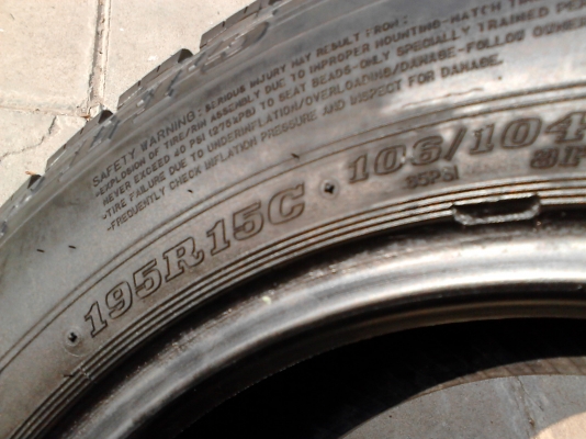 195R15C DUNLOP SP LT5 ปี 2011  มีเส้น เดียว ขาย 800 บาท TEL.081-427-3941