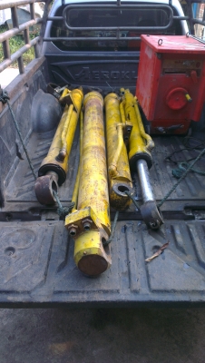 Sell> ขายกระบอกไฮดรอลิค มือสอง เป็นกระบอกของรถตัก แบคโฮล แกนกระบอก 5.5" นิ้ว ช่วงชัก 1.8 เมตร ครับ