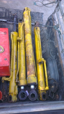 Sell> ขายกระบอกไฮดรอลิค มือสอง เป็นกระบอกของรถตัก แบคโฮล แกนกระบอก 3" นิ้ว ช่วงชัก 1.3 เมตร ครับ