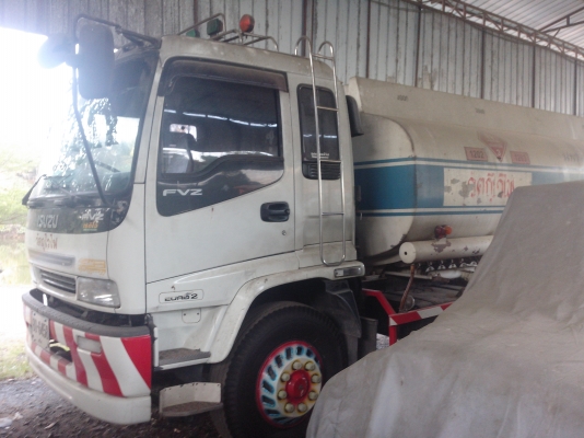 ขายรถ 10 ล้อน้ำมัน ISUZU FVZ 200 ปี 2548 2 เพลา ถังบรรจุ 16000 ลิตรมี 5 ห้องๆกลาง 4000 ลิตร ราคา 1620000