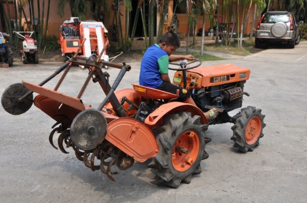 ขายรถไถ KUBOTA B6000 พร้อมโรตารี่หลัง เข้ารองอ้อยแจ่มเลย ขับ4ล้อ สภาพสวยเดิมญี่ปุ่นไม่เคยใช้งานในไทย 58,000 บาท