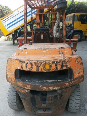 ขายรถโฟล์คลิฟท์ดีเซล 6สูบ