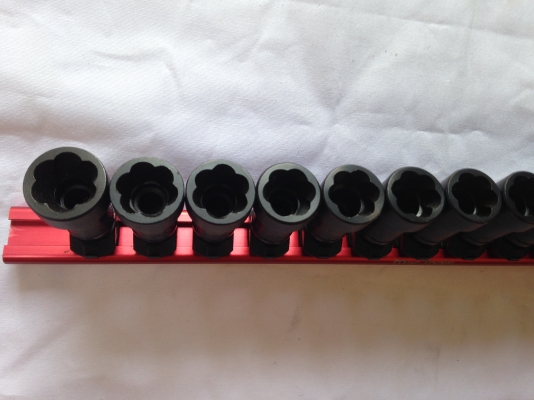 nut extractor MAC tool ครับ จำนวน 16 ลูก metric